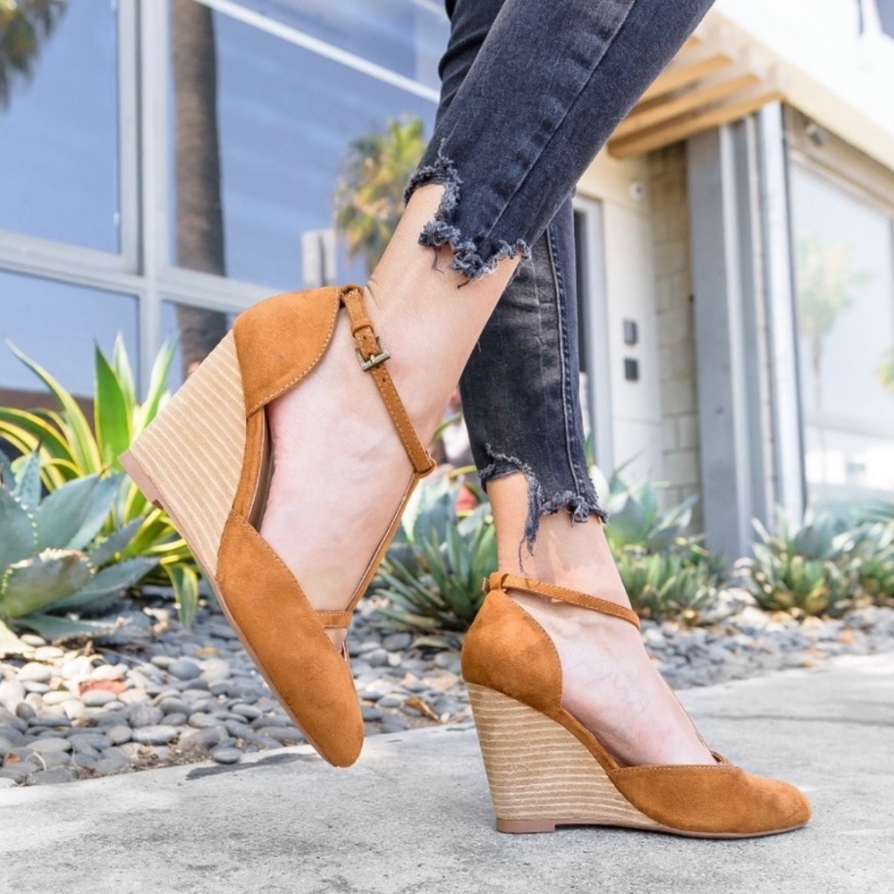 NWT Mi.iM Peyton T-Strap Wedge Camel Tan Suede Leather Stacked Heel - Size 7.5